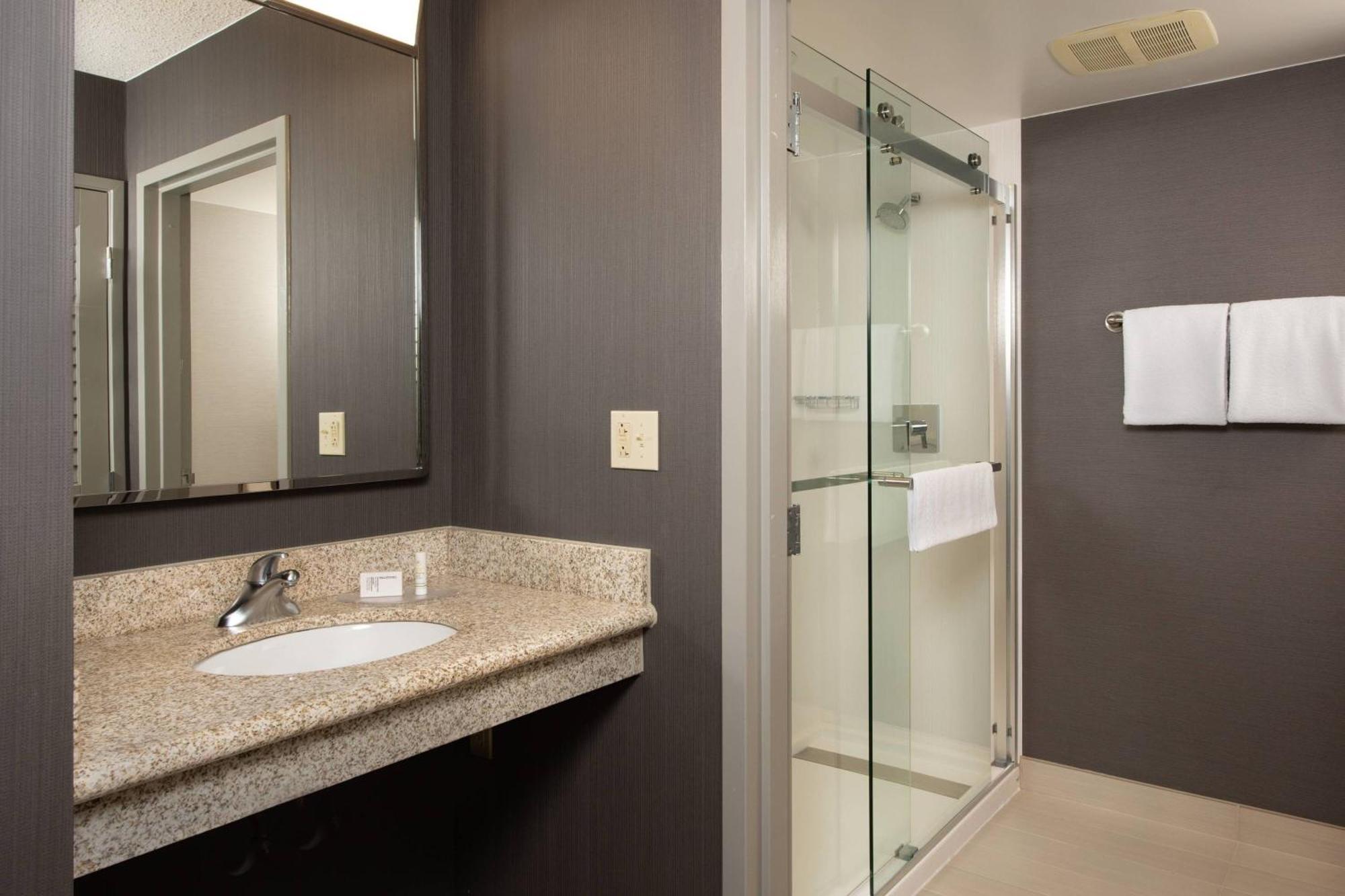 Hotel Courtyard By Marriott Frederick Exterior foto